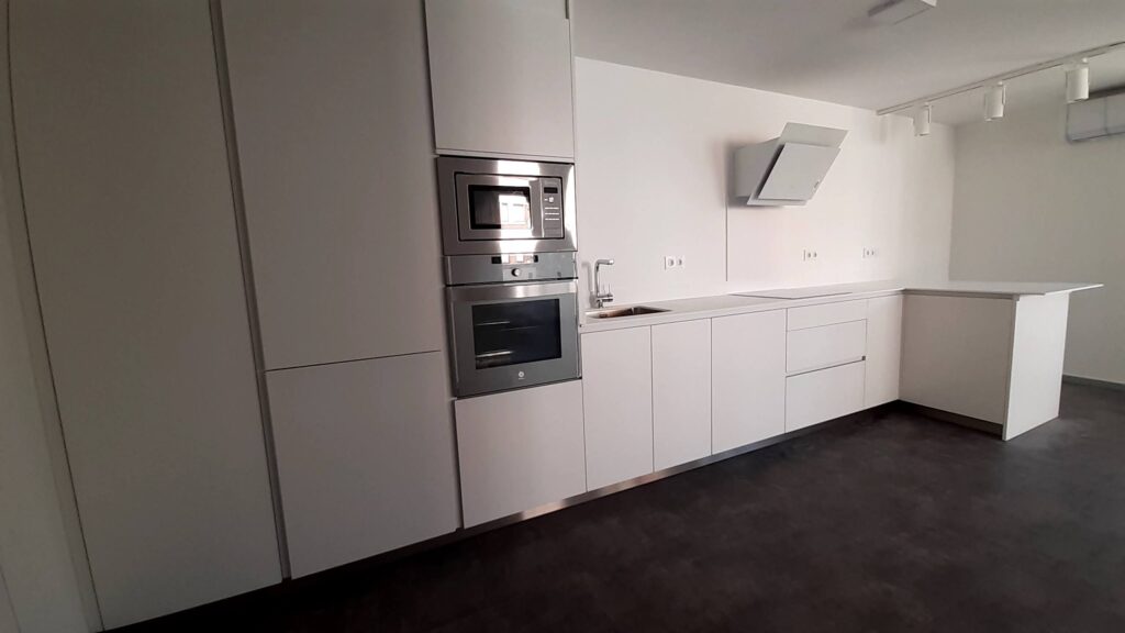 Mueble de cocina con diseño blanco y sin tirador | espaisjoves