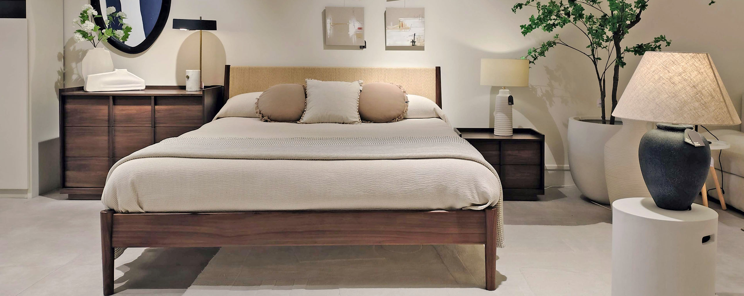 cama kave home de madera de nogal